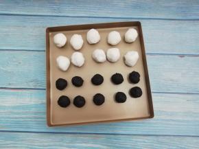 把山药泥分成30克，然后搓成小圆球

枣泥分成20克，也同样搓成小圆球