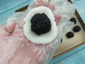 取一个山药球把它按扁，然后把枣泥馅放入中间，包好滚圆