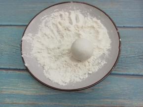 放入面粉中均匀的沾上少许的熟面粉