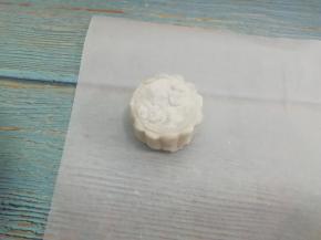 轻轻地压出形状