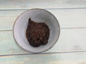 然后把大枣放入破壁机中打成枣泥，打好的枣泥放入锅中炒干