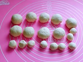 发酵好的面团分割9等份，另外留出9个小面团做蘑菇根部，盖上保鲜膜松弛10分钟。