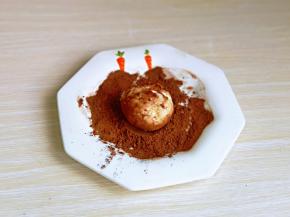 再放入可可粉盘中，使豆沙包均匀裹上可可粉，边缘也要沾满，将多余的可可粉抖掉，依次做完。