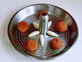 放入万慕智能升降锅的提篮上，并间隔距离，蘑菇根也同样摆放好。