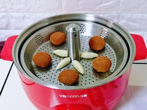 锅中加入水，按上升键，再把提篮放入锅中，盖上盖子进行二次发酵。