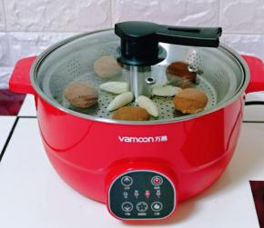 发酵至原来的1.5倍大即可开蒸，按火锅键，选择中火蒸，待上汽后蒸13分钟，鸣笛后断电焖2分钟再打开。