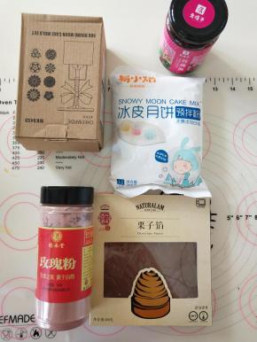 1.材料备齐。玫瑰酱最好是带花瓣那种。