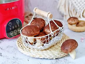 再蘑菇头上用筷子扎出洞洞眼，把蘑菇根塞进去就可以啦！