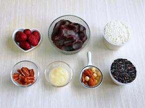 准备食材，果仁可以根据个人喜欢任意放，葡萄干，蔓越莓干等都可以。