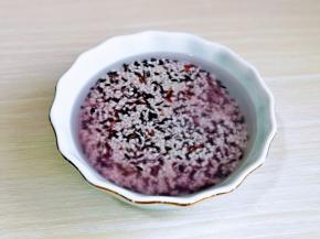 将血糯米与白糯米混合一起淘洗干净，提前泡4小时。