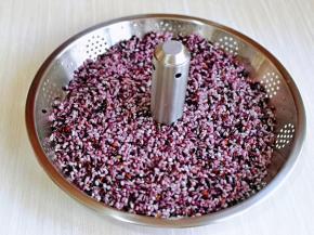 将泡好的糯米倒入万慕智能升降锅的提篮中。