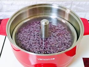 再将提篮放入锅中，将提篮下降到底部，再加入纯净水，水位与提篮平等就可以。