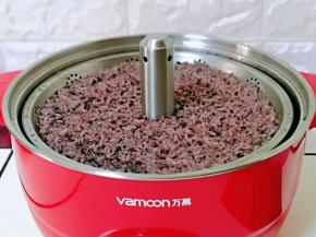 鸣笛后断电，粒粒饱满的血糯米饭出锅啦！空口都能吃两碗，太香了。