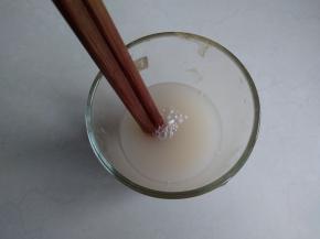 酵母和糖溶于温水里，将120克面粉和2克玉米油倒入和面盆里