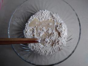 预计做的白色面团是黑色面团的两倍，所以将酵母水2/3倒入面粉里，揉成光滑的面团