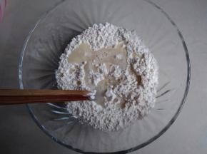 预计做的白色面团是黑色面团的两倍，所以将酵母水2/3倒入面粉里，揉成光滑的面团