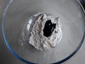 将60克面粉和黑芝麻酱倒入和面盆里，将剩余的酵母水倒入