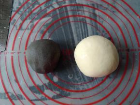 和成光滑的黑色的面团