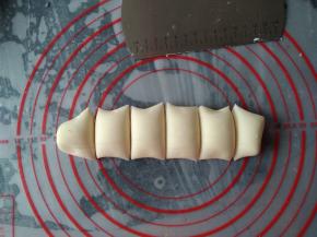 白色面团分成5份33克左右，剩余的白色小面团用来做鼻、手部分