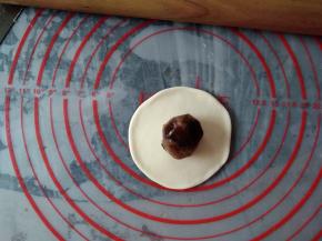 将白色面团揉圆，擀成圆形，放上15克馅料