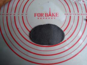 黑色面团分成20克/份，擀成椭圆形。多余的面团备用，做眼睛等