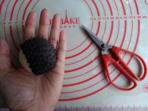 用剪刀剪出一根根小刺刺