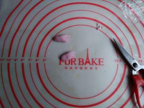 用多余的白色面团做出小手，可以加点果蔬粉做成其他颜色