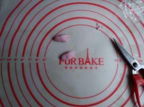 用多余的白色面团做出小手，可以加点果蔬粉做成其他颜色