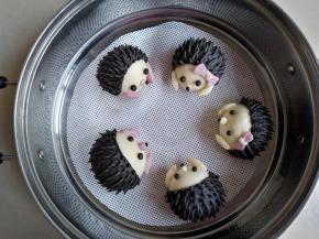 粘上眼睛和手到各相应位置，放在铺了硅胶蒸垫的蒸屉里，在温暖的地方发酵25分钟左右