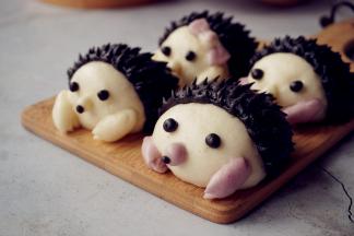 锅里的水烧开后，放上蒸屉，转中火蒸15分钟左右。时间到，关火继续焖5分钟再开盖