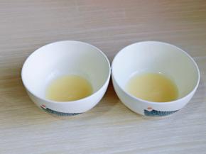 取两个小碗，加入猪油，涂抹均匀。