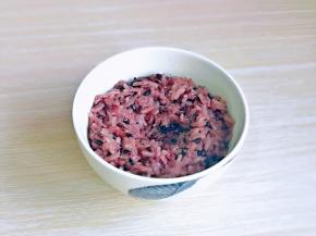 盛入一勺糯米饭，压实。