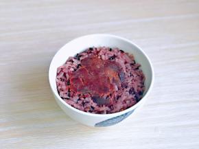 中间挖个小洞，放上豆沙馅，压实。