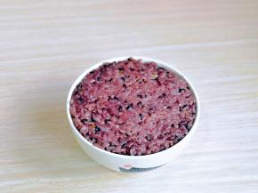 最后再盛满糯米饭，一定要压实。