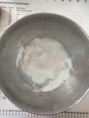 冰皮粉和热水混合。
