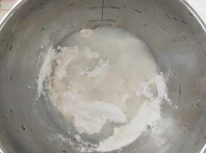 冰皮粉和热水混合。
