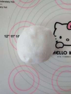 3.揉成光滑的团，包上保鲜膜静止一会。
