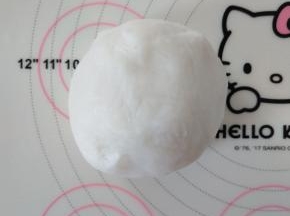 3.揉成光滑的团，包上保鲜膜静止一会。
