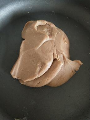 4.栗子馅可以先放锅中炒几分钟，去除一下水份。
