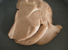 4.栗子馅可以先放锅中炒几分钟，去除一下水份。
