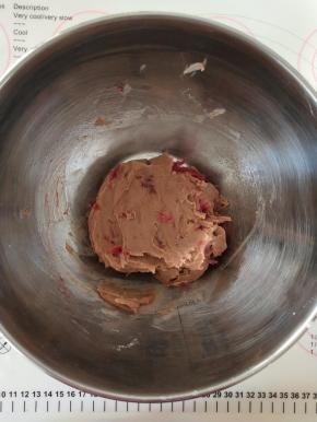 5.从锅中取出后加入玫瑰酱拌匀。
