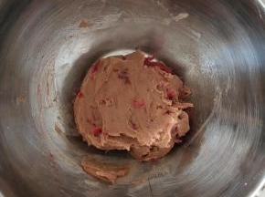 5.从锅中取出后加入玫瑰酱拌匀。
