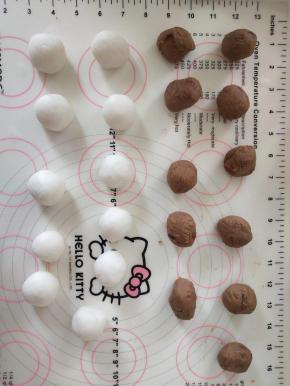 6.将面团和内陷分割成每个25克的小球，大概能分11左右吧。
