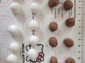 6.将面团和内陷分割成每个25克的小球，大概能分11左右吧。
