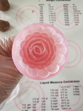 8.包好的面团表面裹上一层薄薄的手粉。模具里面也撒一层手粉后再倒出来。这样脱模比较好脱。
