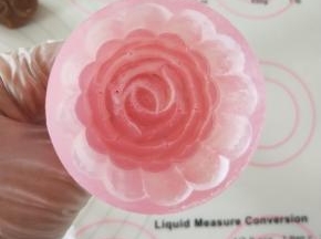 8.包好的面团表面裹上一层薄薄的手粉。模具里面也撒一层手粉后再倒出来。这样脱模比较好脱。
