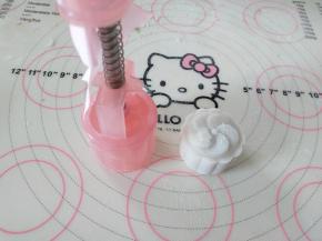 9.将面团放进模具后用力一压成型就可以了。
