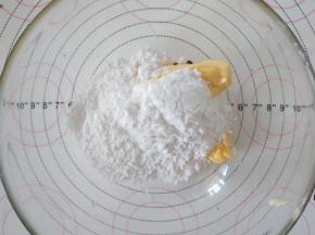 3、糖粉加黄油拌匀。
