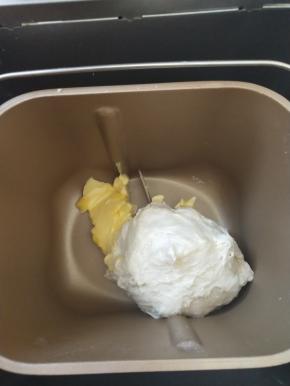 3、揉成团后加入软化的黄油继续揉。
