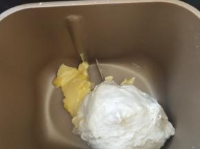 3、揉成团后加入软化的黄油继续揉。
